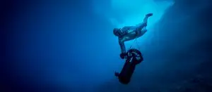 Apnoetaucher mit Scooter